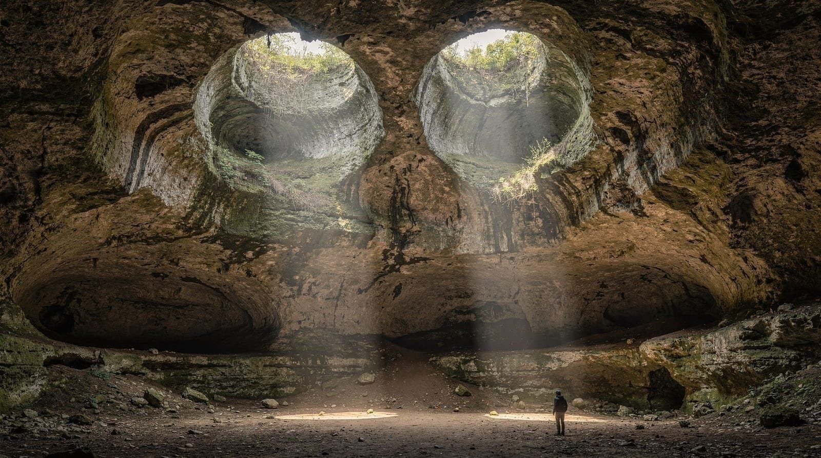 Prohodna, Saeva Dupka Cave and Glozhene Tour from Sofia